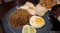 Menu comfort food yang familiar di lidah orang Indonesia jadi andalannya. Seperti nasi goreng yang diracik khas dengan bumbu Indonesia. Foto: detikcom/Diah Afrilian