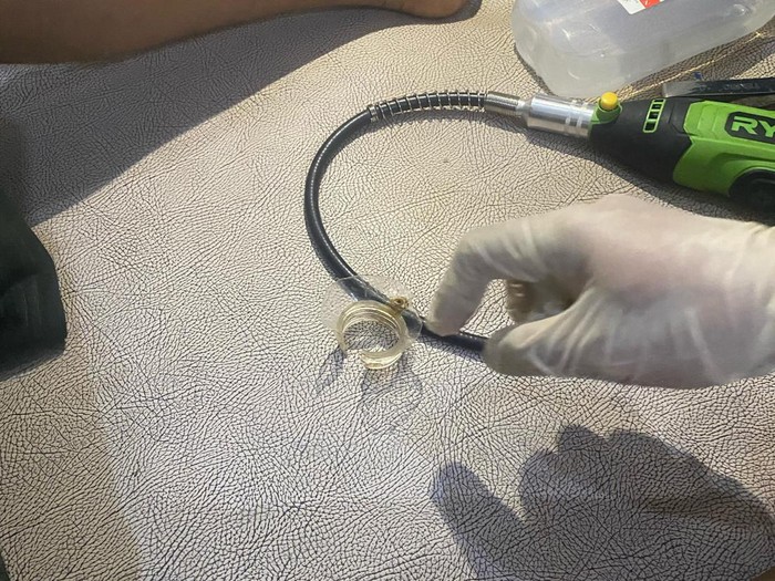 Penampakan bagian leher botol yang tersangkut di alat kelamin remaja laki-laki saat ditangani Damkar Wonogiri, Selasa (18/3/2025).