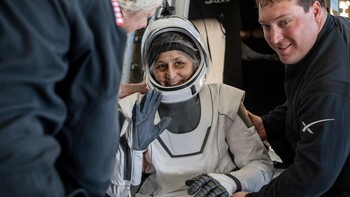 Astronaut NASA Suni Williams dibantu keluar dari wahana antariksa SpaceX Dragon di atas kapal pemulihan SpaceX MEGAN setelah dia, astronaut NASA Nick Hague, Butch Wilmore, dan kosmonaut Roscosmos Aleksandr Gorbunov mendarat di perairan lepas pantai Tallahassee, Florida, Selasa, 18 Maret 2025.