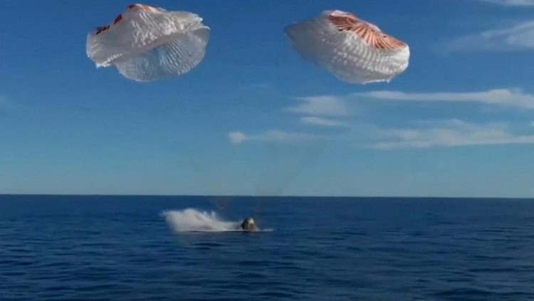 Detik-detik Astronot NASA Pulang ke Bumi setelah Terdampar 9 Bulan Support teams onboard the SpaceX recovery ship MEGAN work around a SpaceX Dragon spacecraft shortly after it landed with NASA astronauts Nick Hague, Suni Williams, Butch Wilmore, and Roscosmos cosmonaut Aleksandr Gorbunov aboard in the water off the coast of Tallahassee, Florida, Tuesday, March 18, 2025. NASA/Keegan Barber/ Handout via REUTERS