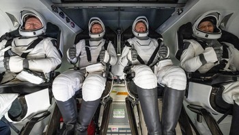 Butch Wilmore dan Suni Williams serta dua astronaut lainnya turun menggunakan wahana antariksa Crew Dragon menuju pendaratan, setelah kembali ke Bumi dari Stasiun Luar Angkasa Internasional di lepas pantai Florida, AS.