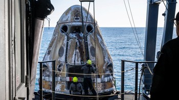 Pesawat luar angkasa SpaceX Dragon Crew-9 dinamai Freedom. Parasut Dragon dengan lembut menurunkan kapsul ke dalam air tenang setelah proses reentry yang panas di mana suhu mencapai hingga 3.500 derajat Fahrenheit. Kapal pemulihan SpaceX bertugas membawa kapsul kembali ke kapal. Awak akan naik helikopter kembali ke darat.