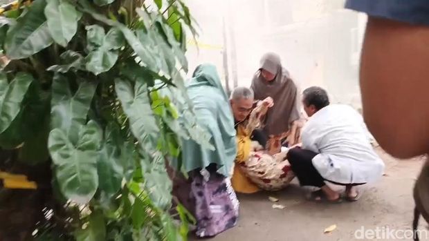 Dua rumah warga di Perumahan Dian Anyar, Kelurahan Cisereuh, Kabupaten Purwakarta, Jawa Barat ambruk karena pergerakan tanah