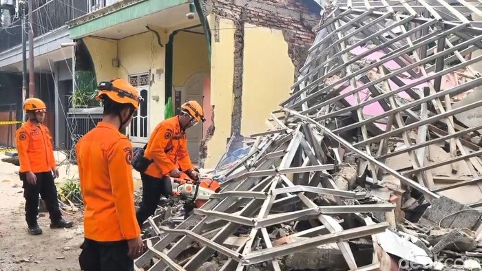 Dua rumah warga di Perumahan Dian Anyar, Kelurahan Cisereuh, Kabupaten Purwakarta, Jawa Barat ambruk karena pergerakan tanah
