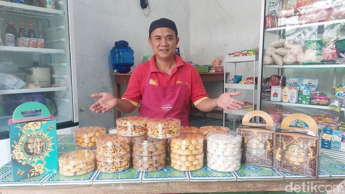 Eks napiter asal Kendal, Sugiarta, memamerkan produk kue Lebaran buatannya, Rabu (19/3/2025).