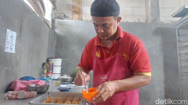 Eks napiter asal Kendal, Sugiarta, tengah membuat kue Lebaran di rumahnya, Weleri, Kendal, Rabu (19/3/2025).