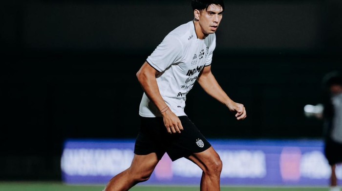 Elias Dolah telah bergabung bersama Timnas Thailand untuk menjalani FIFA Match Day. (Dok. Bali United)