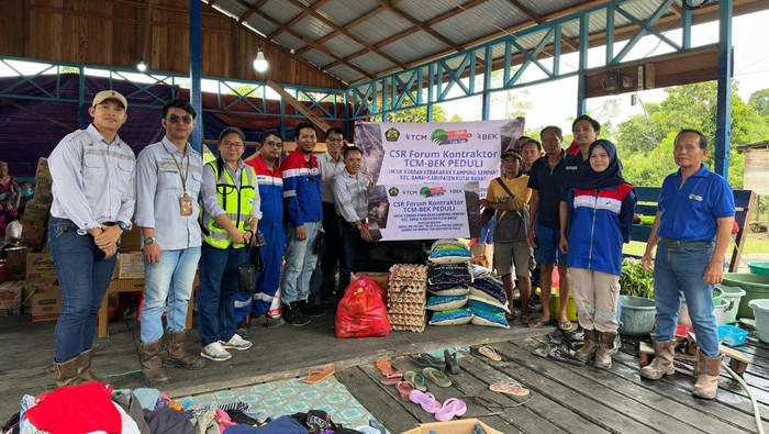 Forum CSR saat memberikan bantuan kepada korban kebakaran di Kubar.