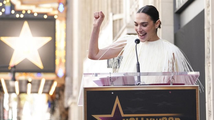 Gal Gadot Dianugerahi Hollywood Walk of Fame Jaron Varsano, left, and Gal Gadot pose atop Gadots new star at a ceremony on the Hollywood Walk of Fame on Tuesday, March 18, 2025, in Los Angeles. (Photo by Jordan Strauss/Invision/AP)