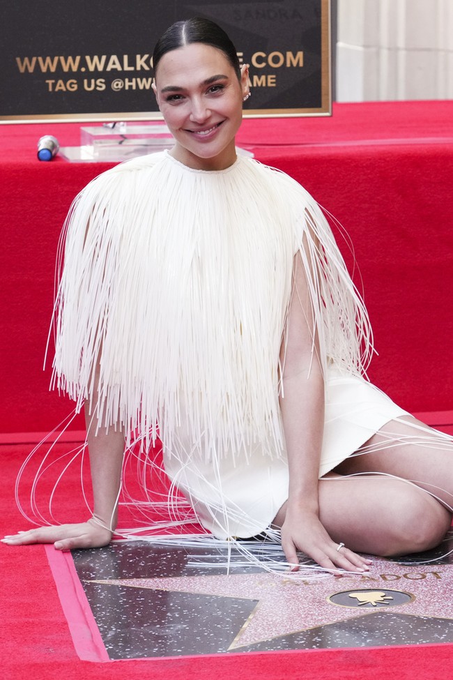 Gal Gadot, yang saat ini tengah mempromosikan film terbarunya, ‘Snow White’ (di versi live-action itu, ia berperan sebagai Evil Queen), pernah bertugas sebagai anggota militer Israel. Mantan Miss Israel itu juga secara terbuka menyuarakan dukungannya terhadap negaranya pasca-serangan Hamas pada 7 Oktober 2023. (Foto: Jordan Strauss/Invision/AP)