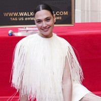 Gal Gadot, yang saat ini tengah mempromosikan film terbarunya, ‘Snow White’ (di versi live-action itu, ia berperan sebagai Evil Queen), pernah bertugas sebagai anggota militer Israel. Mantan Miss Israel itu juga secara terbuka menyuarakan dukungannya terhadap negaranya pasca-serangan Hamas pada 7 Oktober 2023. (Foto: Jordan Strauss/Invision/AP)