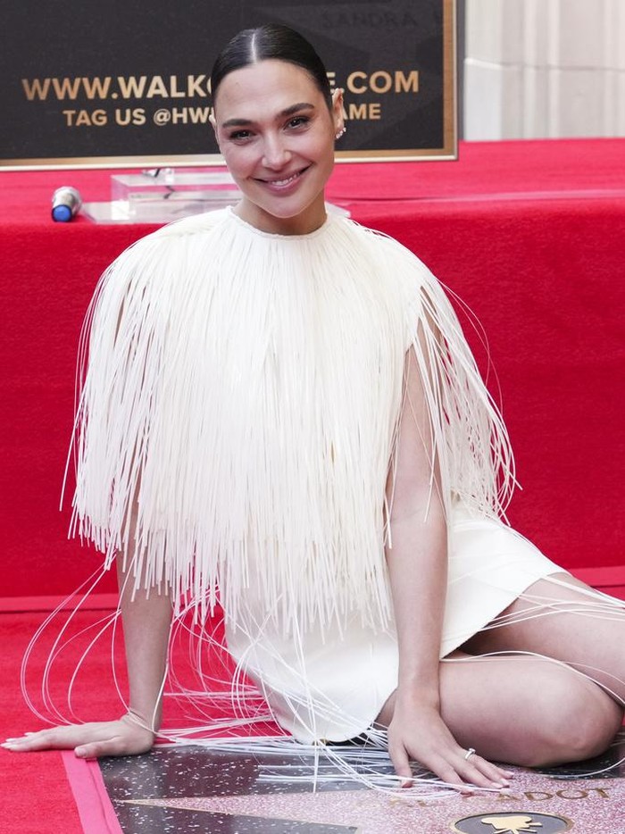 Gal Gadot Dianugerahi Hollywood Walk of Fame Jaron Varsano, left, and Gal Gadot pose atop Gadots new star at a ceremony on the Hollywood Walk of Fame on Tuesday, March 18, 2025, in Los Angeles. (Photo by Jordan Strauss/Invision/AP)