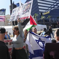 Variety mengabarkan, acara sempat mundur 15 menit dari jadwal lantaran ada aksi protes dari kelompok pro-Palestina. Pada kesempatan yang sama, pendukung Israel juga berdemonstrasi. Sempat terjadi ketegangan antara kedua kubu. (Foto: Jordan Strauss/Invision/AP)