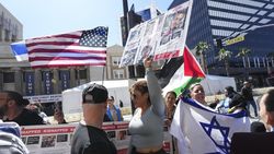 Potret Massa Pro Palestina Geruduk Peresmian Walk of Fame Gal Gadot