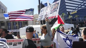 Mereka membawa spanduk bertuliskan Heroes Fight Like Palestinians dan No Other Land Won Oscar, serta teriakan tak ada lagi uang untuk kejahatan Israel. Foto: Jordan Strauss/Invision/AP