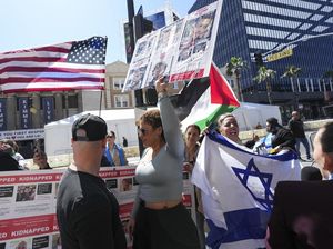 Video: Massa Pro Palestina Serukan Boikot Gal Gadot di Acara Walk of Fame