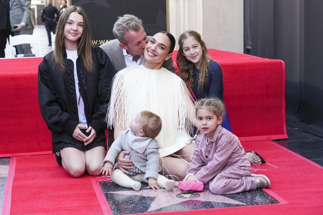 Turut hadir dalam momen istimewanya tersebut, seluruh anggota inti keluarganya. Aktris berdarah Israel itu didampingi sang suami, Jaron Varsano, dan keempat putri mereka: Alma, Maya, Daniella, dan Ori. (Foto: Jordan Strauss/Invision/AP)