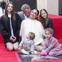 Turut hadir dalam momen istimewanya tersebut, seluruh anggota inti keluarganya. Aktris berdarah Israel itu didampingi sang suami, Jaron Varsano, dan keempat putri mereka: Alma, Maya, Daniella, dan Ori. (Foto: Jordan Strauss/Invision/AP)