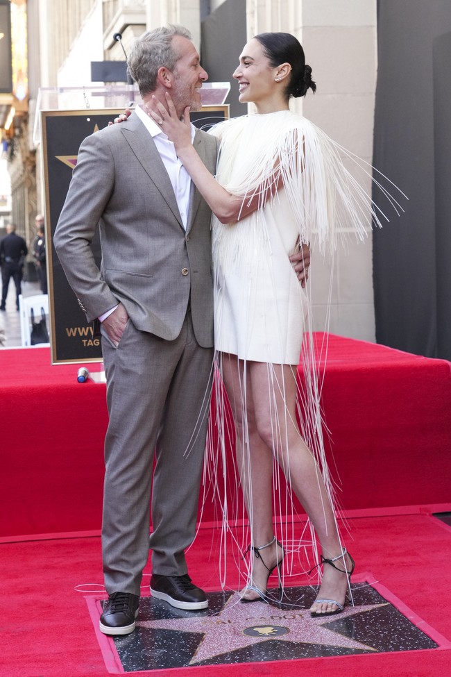 Gal Gadot muncul dalam balutan mini dress putih dari koleksi Jil Sander Fall 2025. Busana dari koleksi terakhir duo desainer Lucie dan Luke Meier itu hadir dengan dekorasi rumbai kulit yang menutupi tubuhnya. (Foto: Jordan Strauss/Invision/AP)