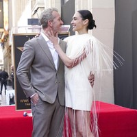 Gal Gadot muncul dalam balutan mini dress putih dari koleksi Jil Sander Fall 2025. Busana dari koleksi terakhir duo desainer Lucie dan Luke Meier itu hadir dengan dekorasi rumbai kulit yang menutupi tubuhnya. (Foto: Jordan Strauss/Invision/AP)