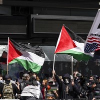 Sejumlah pengunjuk rasa berkumpul sebelum acara dimulai untuk menyuarakan sikap mereka terhadap Gal yang dikenal sebagai pendukung vokal militer Israel. Para demonstran pro-Palestina membawa spanduk bertuliskan Heroes Fight Like Palestinians, Viva Viva Palestina, serta No Other Land Won Oscar, merujuk pada kemenangan film dokumenter tentang konflik Israel-Palestina di ajang Academy Awards 2025. (Foto: Jordan Strauss/Invision/AP)