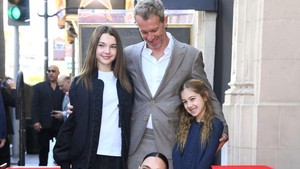Di sisi lain, Gal Gadot yang datang ditemani oleh suami dan empat anak mereka tak memberikan tanggapannya. Foto: Alberto E. Rodriguez/Getty Images for Disney