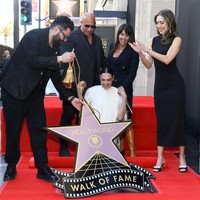 Gal Gadot mendapat anugerah Hollywood Walk of Fame. Seremoninya berlangsung di depan TCL Chinese Theatre, Hollywood, Los Angeles, California, AS, pada Selasa (18/3/2025). (Foto: Alberto E. Rodriguez/Getty Images for Disney)