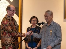 Sastrawan Goenawan Mohamad Terima Tanda Kehormatan dari Kerajaan Spanyol