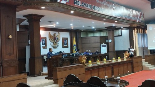 Gubernur Bali Wayan Koster saat paripurna DPRD Bali. Rabu (19/3/2025). Pemerintah Provinsi Bali mengajukan revisi Perda 6/2023  tentang Pungutan bagi Wisatawan Asing untuk Pelindungan Kebudayaan dan Lingkungan Alam Bali.