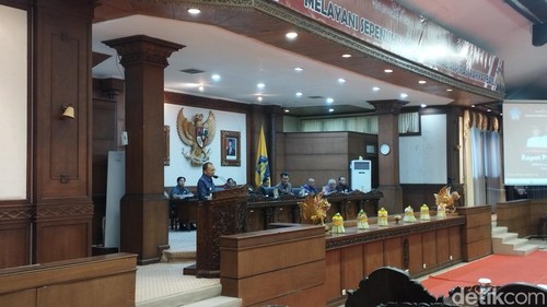 Gubernur Bali Wayan Koster berpidato di rapat paripurna DPRD Bali, Rabu (19/3/2025). (Rizky Setyo)