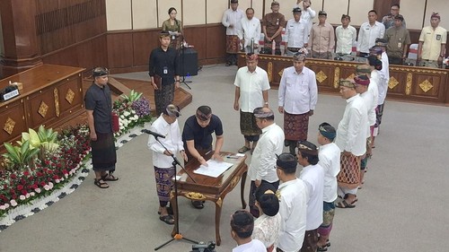 Gubernur Bali, Wayan Koster, melantik anggota KPID dan KI Bali periode 2025-2028 Gedung Wiswa Sabha Utama, Kantor Gubernur Bali, Denpasar, Rabu (19/3/2025). (Fabiola Dianira/detikBali)