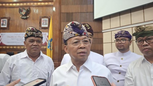 Gubernur Bali, Wayan Koster, saat ditemui wartawan seusai acara pelantikan jabatan anggota KPID Bali serta KI Bali di (19/3/2025). (Fabiola Dianira/detikBali)