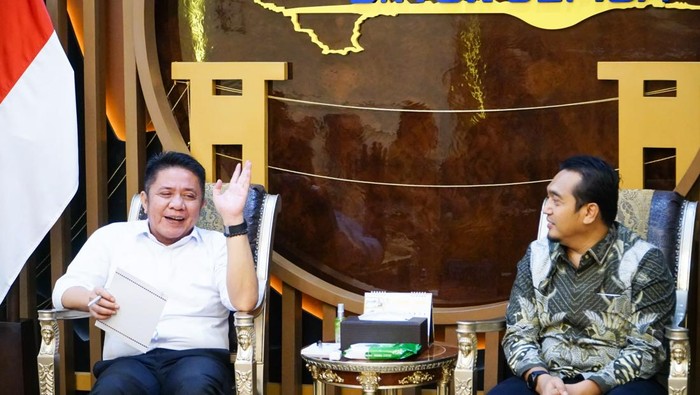 Gubernur Sumsel diskusi saat audiensi dengan PLN.