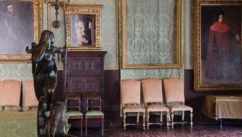 Pada bulan Maret 1990, dua pencuri yang menyamar sebagai polisi mencuri 13 karya seni berharga dari Museum Isabella Stewart Gardner di Boston. Pencurian tersebut, yang bernilai $500 juta, masih belum terpecahkan, dan tidak ada satu pun karya seni yang ditemukan kembali. Museum tersebut menawarkan hadiah $10 juta untuk informasi. Foto: Boredpanda