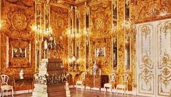 Ruang Amber, sebuah ruangan menakjubkan yang dihiasi dengan panel-panel amber, daun emas, dan cermin, awalnya dibangun pada abad ke-18 di Prusia. Kemudian dipindahkan ke Rusia tetapi menghilang selama Perang Dunia II setelah dijarah oleh pasukan Jerman. Meskipun telah dilakukan berbagai upaya, ruangan ini tetap hilang, meskipun rekonstruksinya selesai pada tahun 2003. Foto: Boredpanda