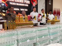Home Industry Minyak Goreng Ilegal di Mojokerto Digerebek Polisi