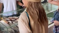 Hyoyeon juga turut memilih sendiri ikan dan seafood lain yang disantapnya. Sayangnya, tak diketahui di mana restoran seafood yang Hyoyeon kunjungi. Foto: Instagram @hyoyeon_x_x