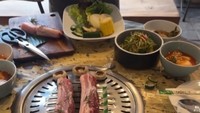 Hyoyeon dan teman-temannya juga mengunjungi restoran Korea untuk menikmati BBQ. Mereka memesan beberapa potong daging yang disantap bersama selada dan kimchi. Foto: Instagram @hyoyeon_x_x
