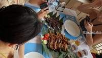 Di Bali tak afdol jika tak menikmati sajian seafood yang segar. Hyoyeon dan teman-temannya makan di sebuah restoran dan membeli ikan bakar, udang bakar, serta kerang. Foto: Instagram @hyoyeon_x_x