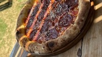 Momen kulinernya juga tampak menarik, karena ia menikmati seloyang pizza pepperoni. Tak ketinggalan secangkir cappuccino. Foto: Instagram @hyoyeon_x_x