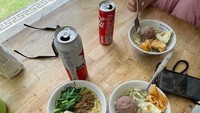 Hyoyeon juga mencoba beberapa kuliner lokal. Ia menikmati bakso dan mie ayam. Terlihat baksonya mirip racikan khas Malang. Foto: Instagram @hyoyeon_x_x