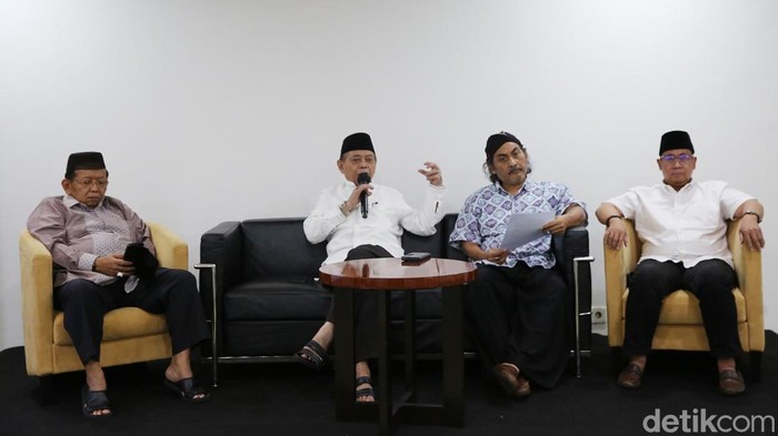 Akhmad Muqowam, Ketua Umum PB IKA PMII, KH. Mashuri Malik, Ketua Majelis Pertimbangan PB IKA PMII, Zastrouw Al Ngatawi, M.Si Ketua PB IKA PMII, sekaligus Ketua SC Munas VII IKA PMII, dan sekaligus sebagai Pimpinan Sidang Pleno Munas VII IKA PMII sebagai Bendahara Umum, sekaligus sebagai Ketua OC Munas VII IKA PMII, dan sekaligus sebagai Anggota Pimpinan Sidang Pleno Munas VII IKA PMII saat memberikan keterangan pers di Jakarta, Rabu (19/3/2025).