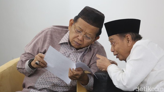 Akhmad Muqowam, Ketua Umum PB IKA PMII, KH. Mashuri Malik, Ketua Majelis Pertimbangan PB IKA PMII, Zastrouw Al Ngatawi, M.Si Ketua PB IKA PMII, sekaligus Ketua SC Munas VII IKA PMII, dan sekaligus sebagai Pimpinan Sidang Pleno Munas VII IKA PMII sebagai Bendahara Umum, sekaligus sebagai Ketua OC Munas VII IKA PMII, dan sekaligus sebagai Anggota Pimpinan Sidang Pleno Munas VII IKA PMII saat memberikan keterangan pers di Jakarta, Rabu (19/3/2025).