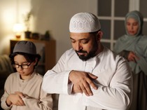 Hukum Memejamkan Mata Saat Salat, Apakah Sah?