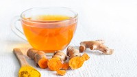 Kunyit mengandung senyawa curcumin yang meningkatkan protein yang membantu pertumbuhan sel-sel otak baru dan mendukung suasana hati dengan meningkatkan serotonin dan dopamin. Kunyit bisa diracik jadi minuman atau ditambahkan sebagai rempah masakan. Foto: Getty Images/udra