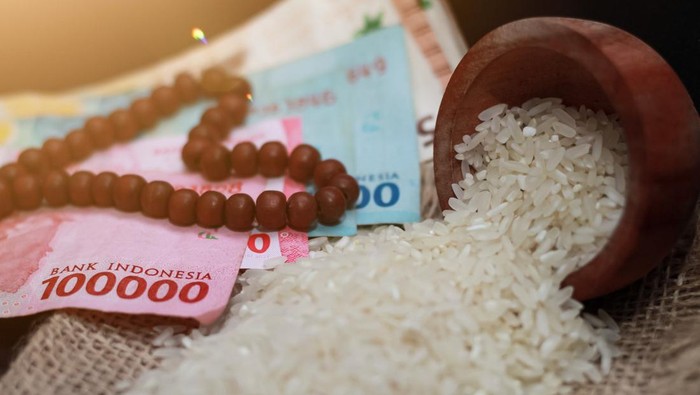 Paying zakat is the obligation of every Muslim in the month of Ramadan. giving donations to others in the form of zakat. provide assistance as a form of love and care.