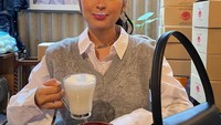 Momennya saat menikmati minuman ini juga tak kalah menarik perhatian. Foam dari minumannya menempel di atas mulutnya, sehingga terlihat seperti kumis. Foto: Instagram @jennifercoppenreal20