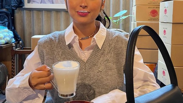 Hobi Kulineran, Ini Momen Jennifer Coppen Makan Aglio Olio hingga Ramen