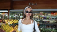 Ada pula keseruannya saat berbelanja di supermarket. Ini momennya saat membeli buah untuk stok di rumahnya. Foto: Instagram @jennifercoppenreal20