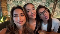 Tak kalah seru momennya saat nongkrong bareng teman-temannya. Terlihat ada Rebecca Klopper hingga Baila Fauri saat ngopi di kafe. Foto: Instagram @jennifercoppenreal20